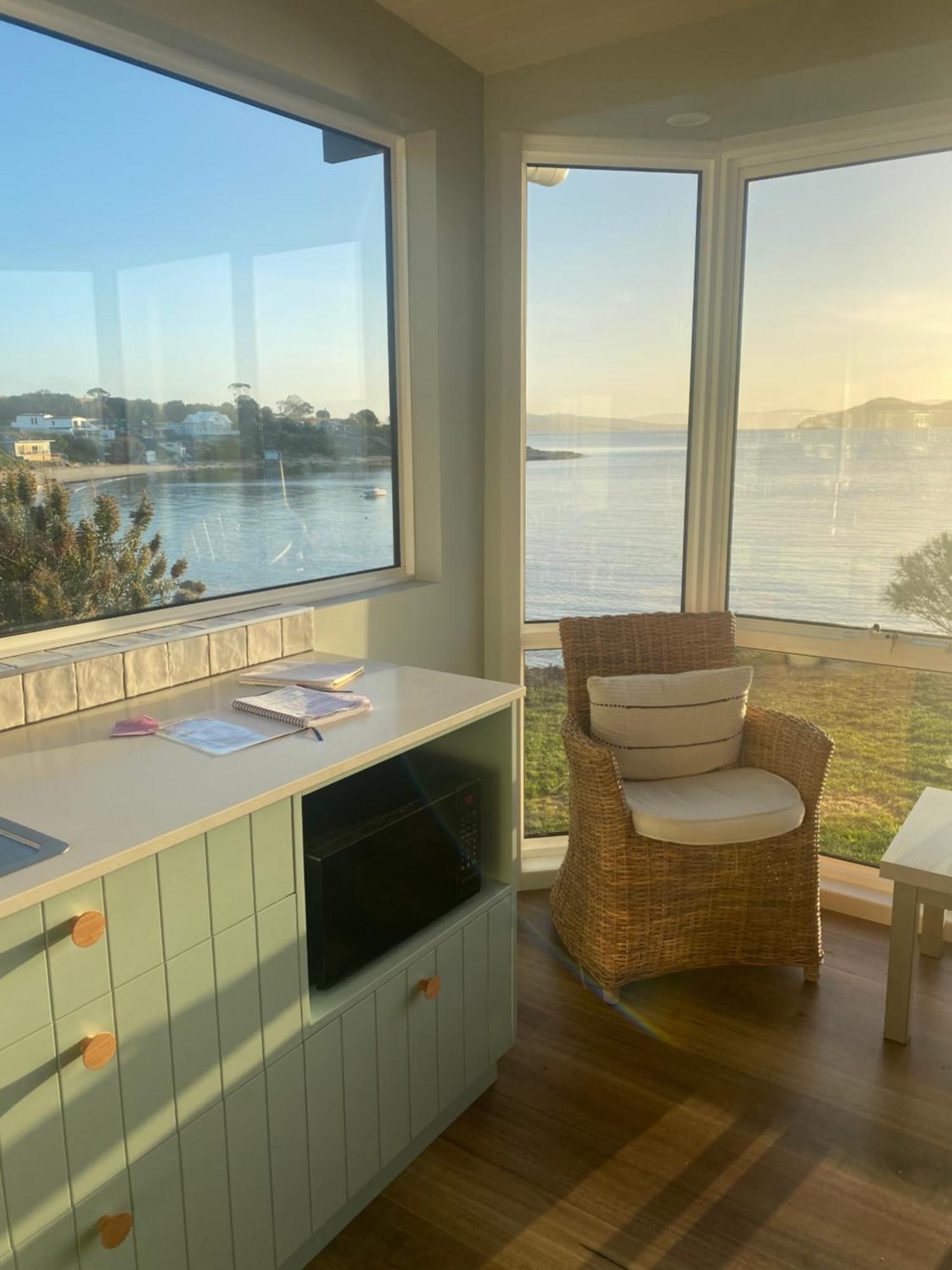 Beach Buoy Opossum Bay South Arm ภายนอก รูปภาพ